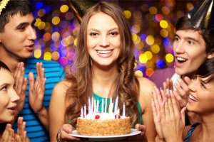 Что подарить девушке на 20 лет